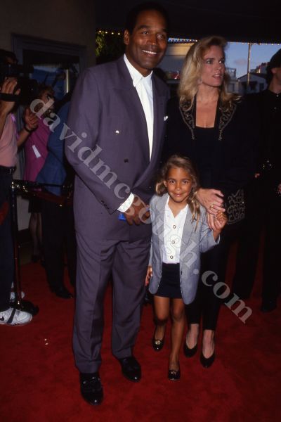OJ Simpson with family 1991 LA.jpg